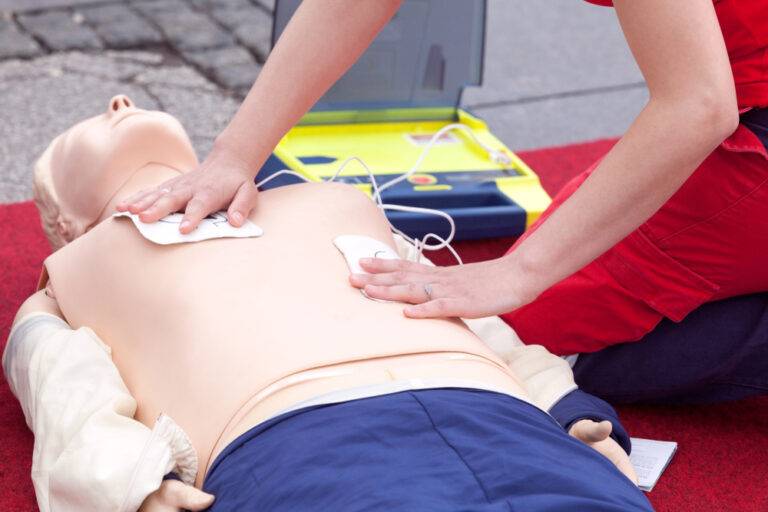 Cpr,Course,Using,Automated,External,Defibrillator,Device,-,Aed